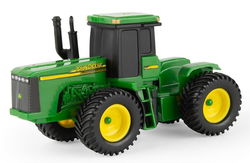 Image of 1:64 John Deere 4WD Tractor